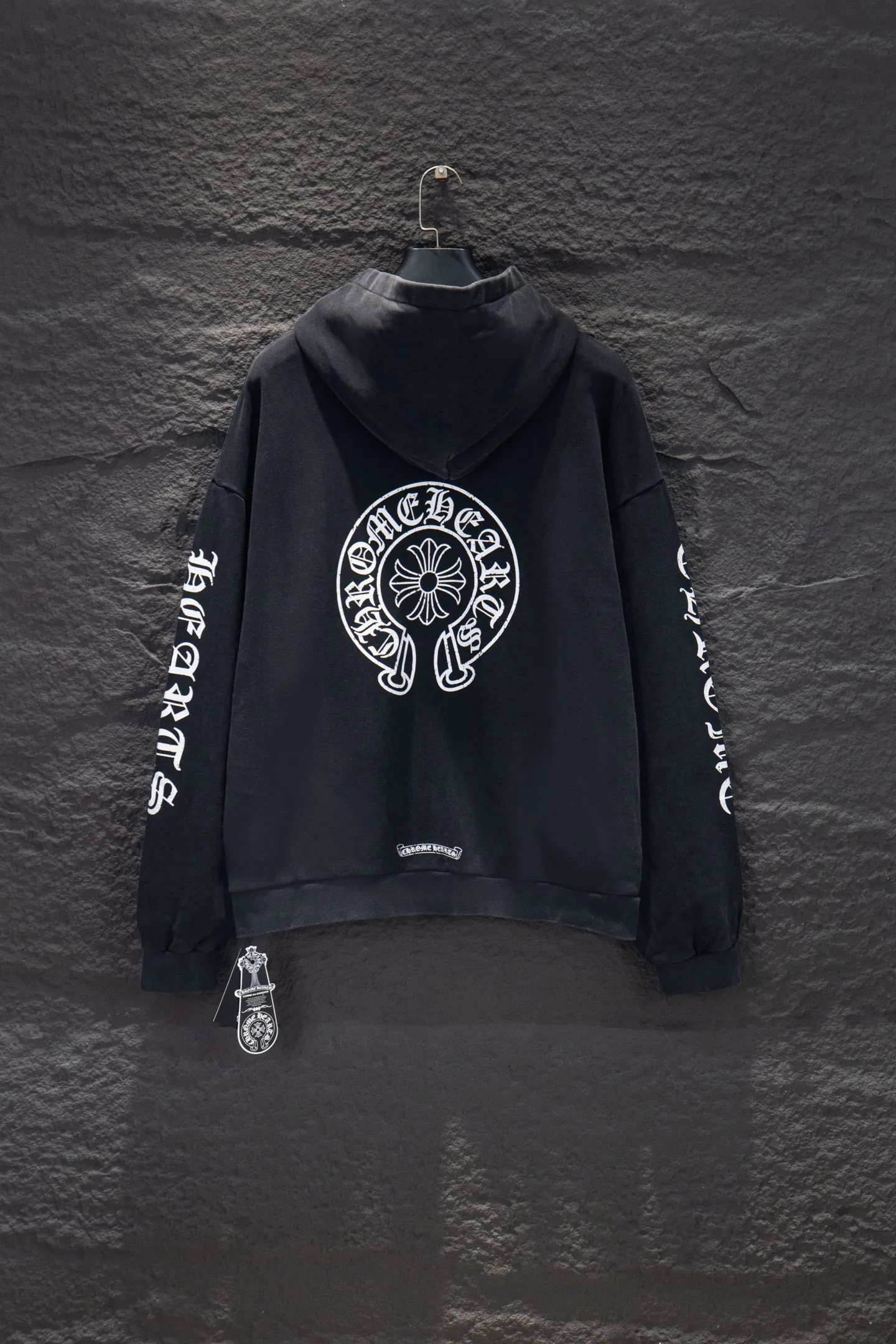 P360 🆕Chrome hearts distressed new distressed double zipper jacket. The os version is really charming. The Chrome family is really unique. Every new season has the best version. It is very practical and can be worn casually. Nice✔️ - ⚠️100% cotton. Made of custom-dyed terry cotton sweatshirt surface, 450g double-ply double yarn, comfortable to the touch. Made from imported knitting needle carded cotton, the thickness is moderate, drapey and contoured, making the upper body comfortable! ! It is very tolerant to fat body types and can instantly lose five pounds after wearing it!  The front cuffs and back chest are made of direct-injection printing environmentally friendly glue material, using a mechanized printing process. Mechanical printing has high precision, the positioning accuracy can reach ±0.02mm, and the quality is stable. Adding distressed elements to the body of the garment greatly increases the interest of the garment; it has a unique visual effect.  Hem Loose closing Double-layer fabric Good closing effect Exquisite hemming Color: Washed black Size: S-M-L-XL